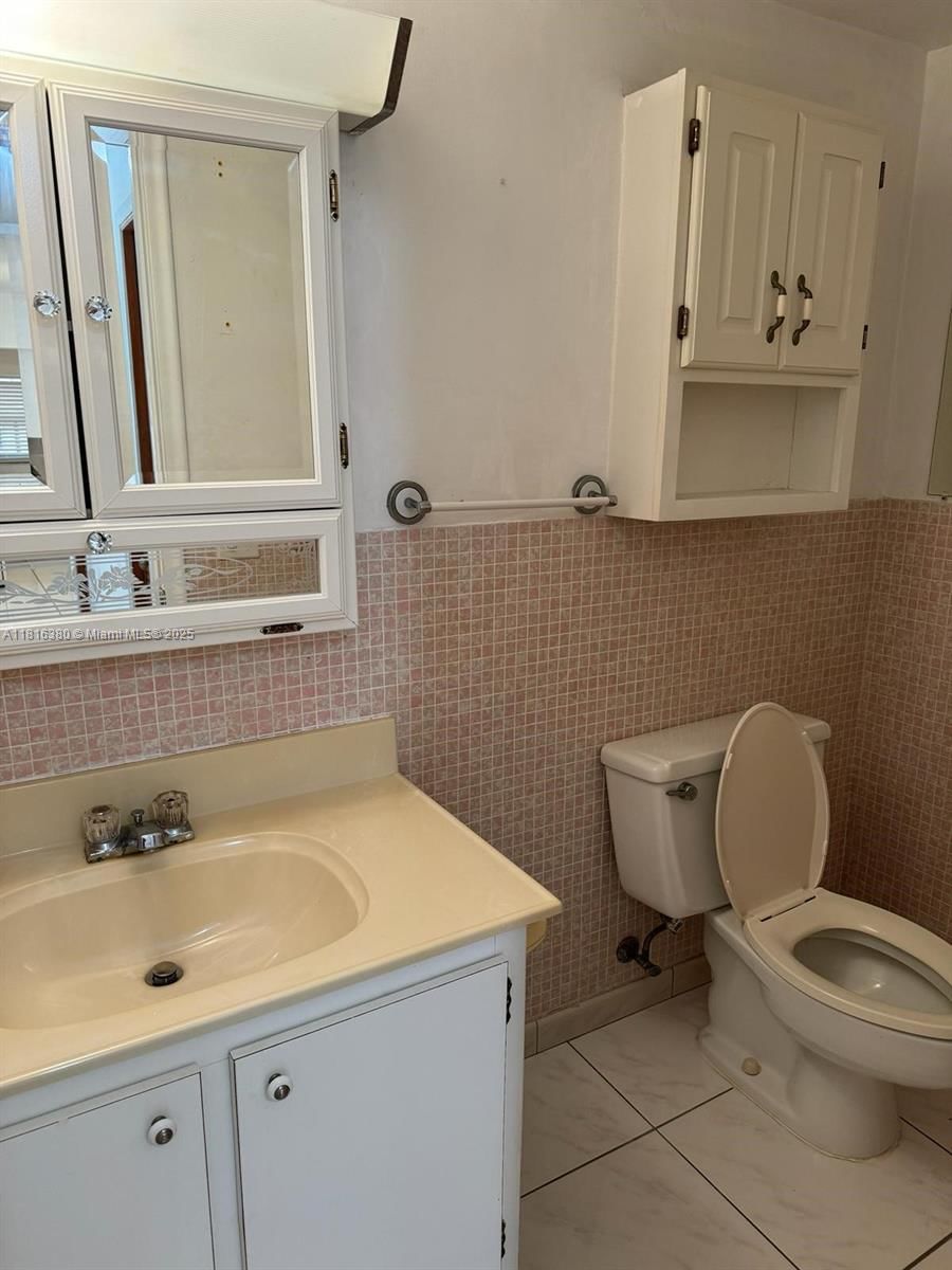Real estate property located at 1747 Rodman St #203, Broward, Rodman Of Hollywood Condo, Hollywood, FL