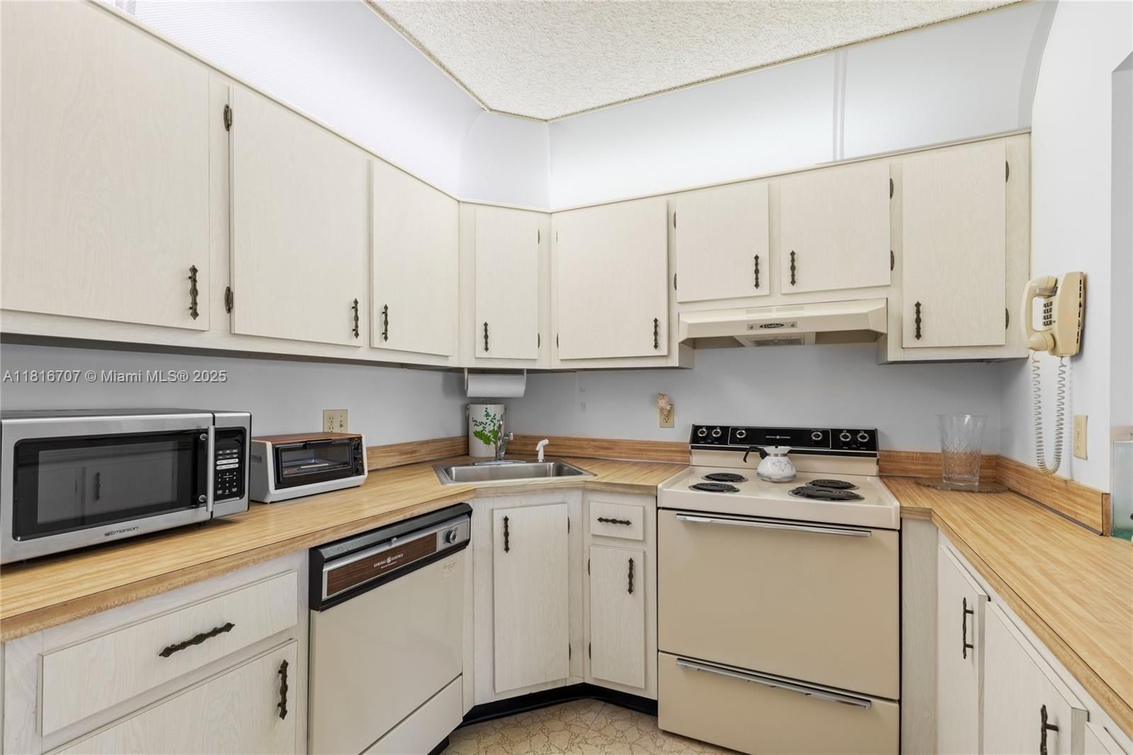 Real estate property located at 311 Pine Ridge Cir C-2, Palm Beach, Pine Ridge Iii Condo, Green Acres, FL