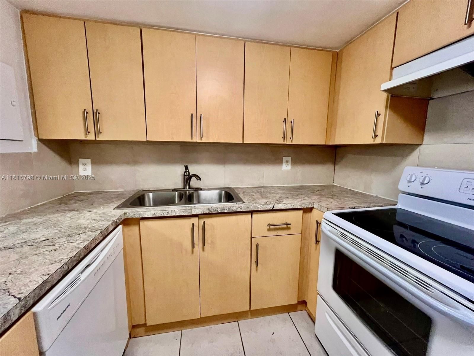 Real estate property located at 7000 17th St #218, Broward, Omega Condo No 2, Plantation, FL