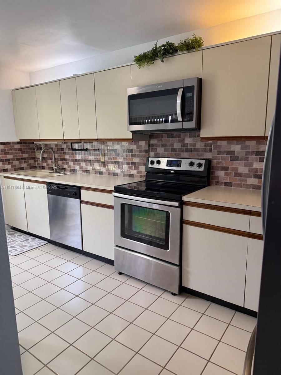 Real estate property located at 3631 Inverrary Blvd, Broward, S & R Of Inverrary, Lauderhill, FL