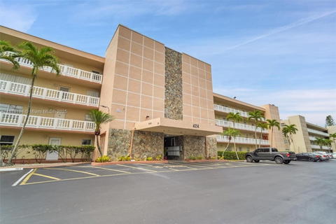 Real estate property located at 424 10th St #402, Broward, Meadowbrook Lakes Condo, Dania Beach, FL