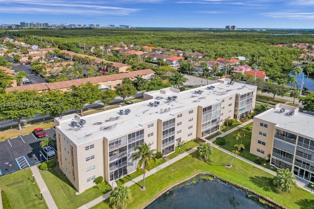 Real estate property located at 424 10th St #402, Broward, Meadowbrook Lakes Condo, Dania Beach, FL