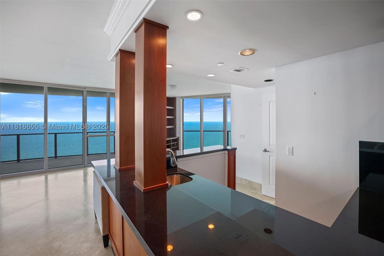 Real estate property located at 3101 Ocean Dr #2708, Broward, Ocean Palms Condo, Hollywood, FL