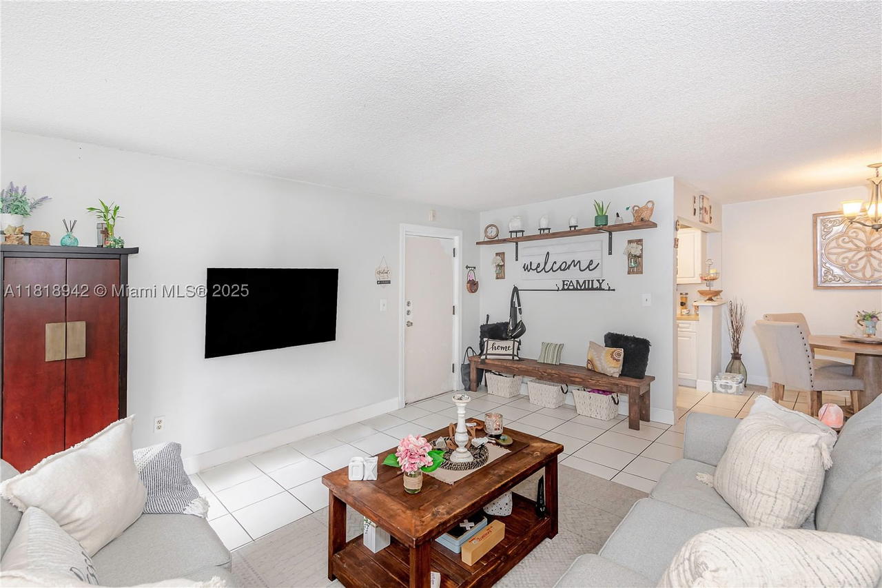 Real estate property located at 10816 Kendall Dr R17, Miami-dade, Spanish Trace Condo, Miami, FL