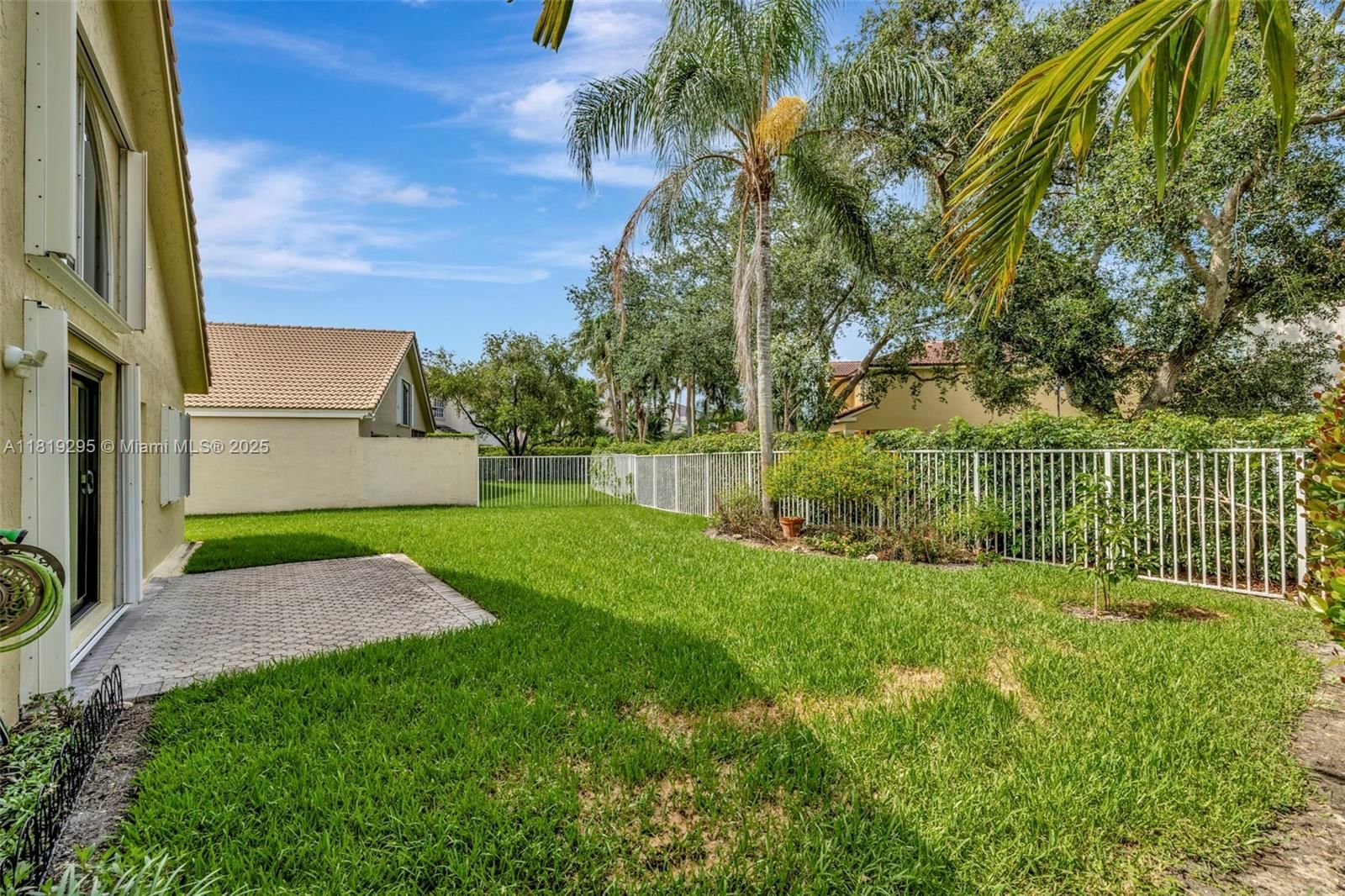 Real estate property located at 2060 Island Cir, Broward, Country Isles Cove, Weston, FL