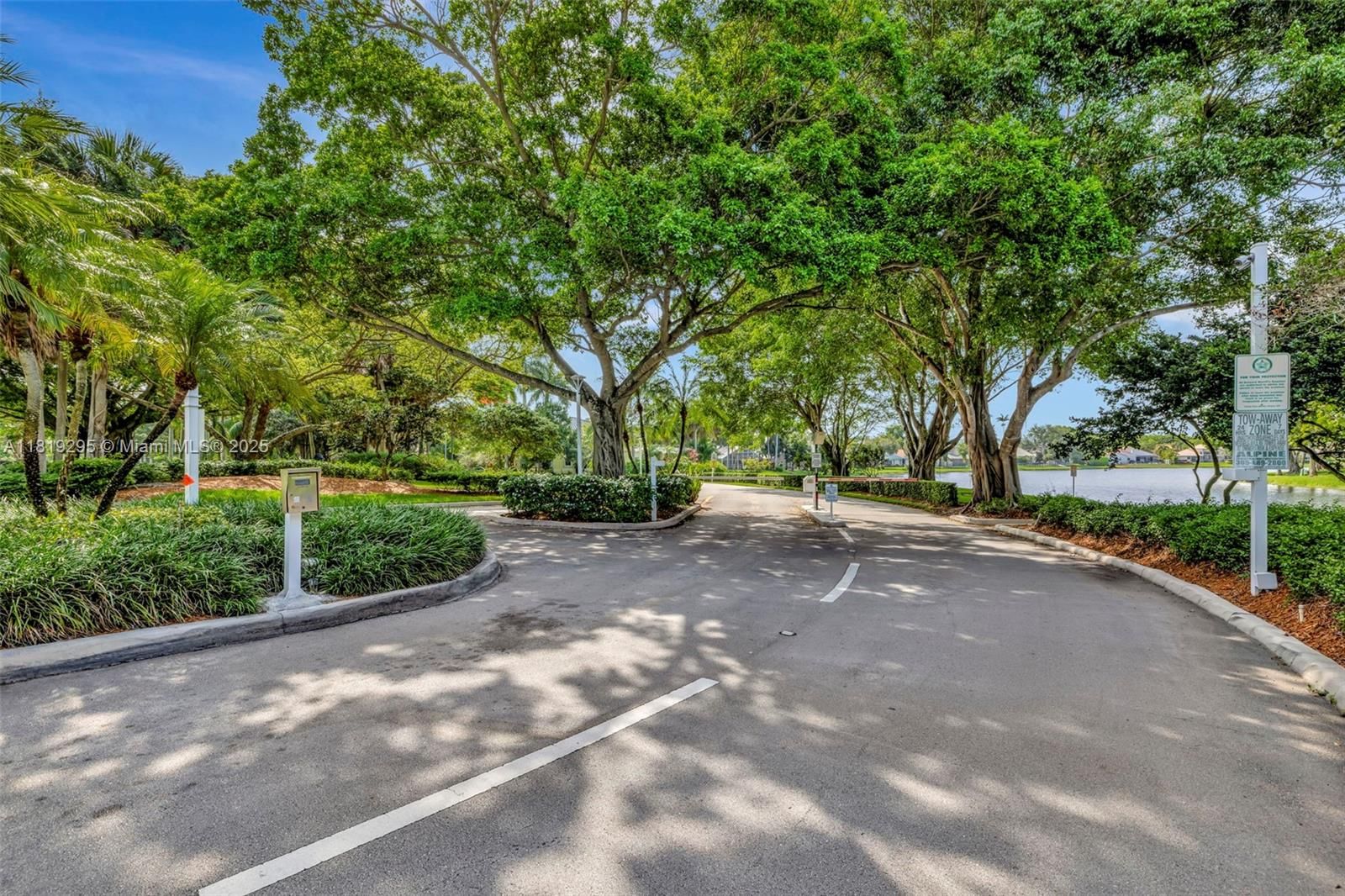 Real estate property located at 2060 Island Cir, Broward, Country Isles Cove, Weston, FL