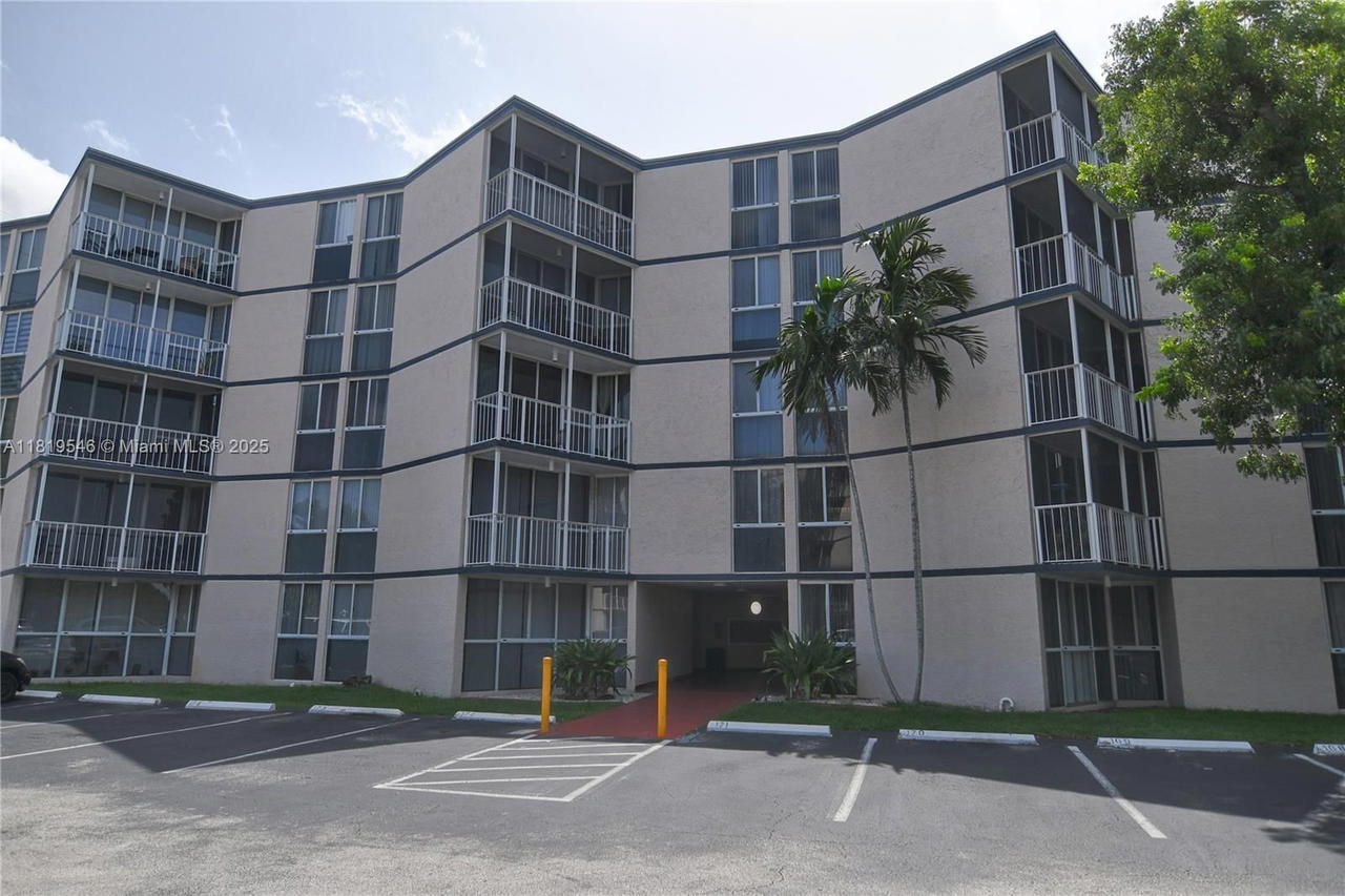 Real estate property located at 7125 186th St B311, Miami-dade, Las Brisas@ Country Club, Hialeah, FL