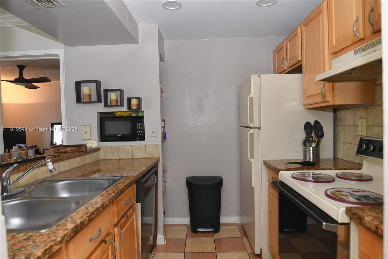 Real estate property located at 7125 186th St B311, Miami-dade, Las Brisas@ Country Club, Hialeah, FL