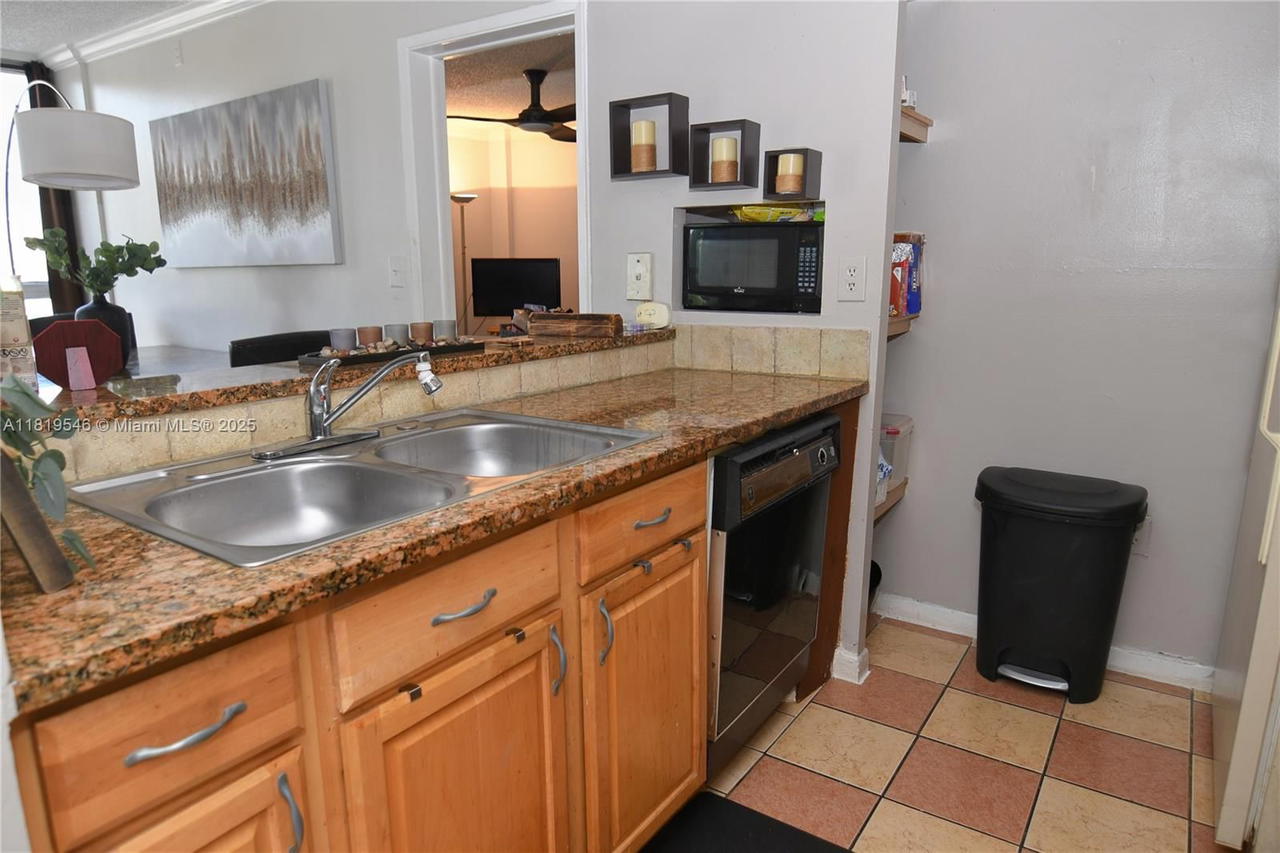 Real estate property located at 7125 186th St B311, Miami-dade, Las Brisas@ Country Club, Hialeah, FL