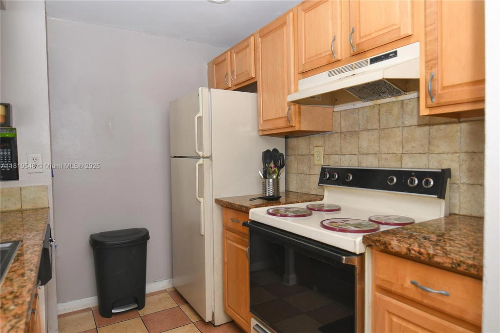 Real estate property located at 7125 186th St B311, Miami-dade, Las Brisas@ Country Club, Hialeah, FL