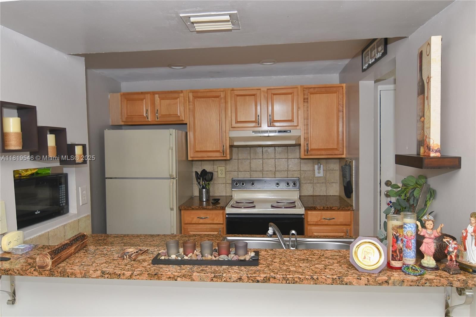 Real estate property located at 7125 186th St B311, Miami-dade, Las Brisas@ Country Club, Hialeah, FL