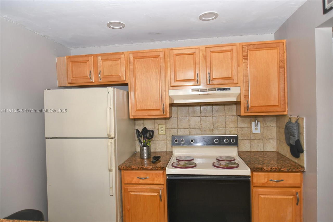 Real estate property located at 7125 186th St B311, Miami-dade, Las Brisas@ Country Club, Hialeah, FL