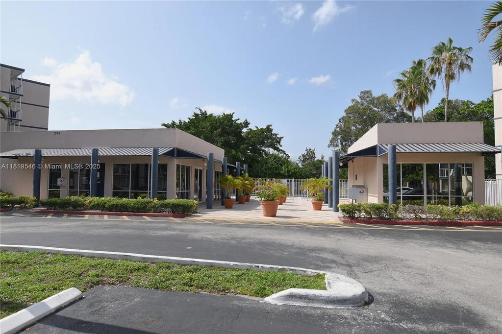 Real estate property located at 7125 186th St B311, Miami-dade, Las Brisas@ Country Club, Hialeah, FL