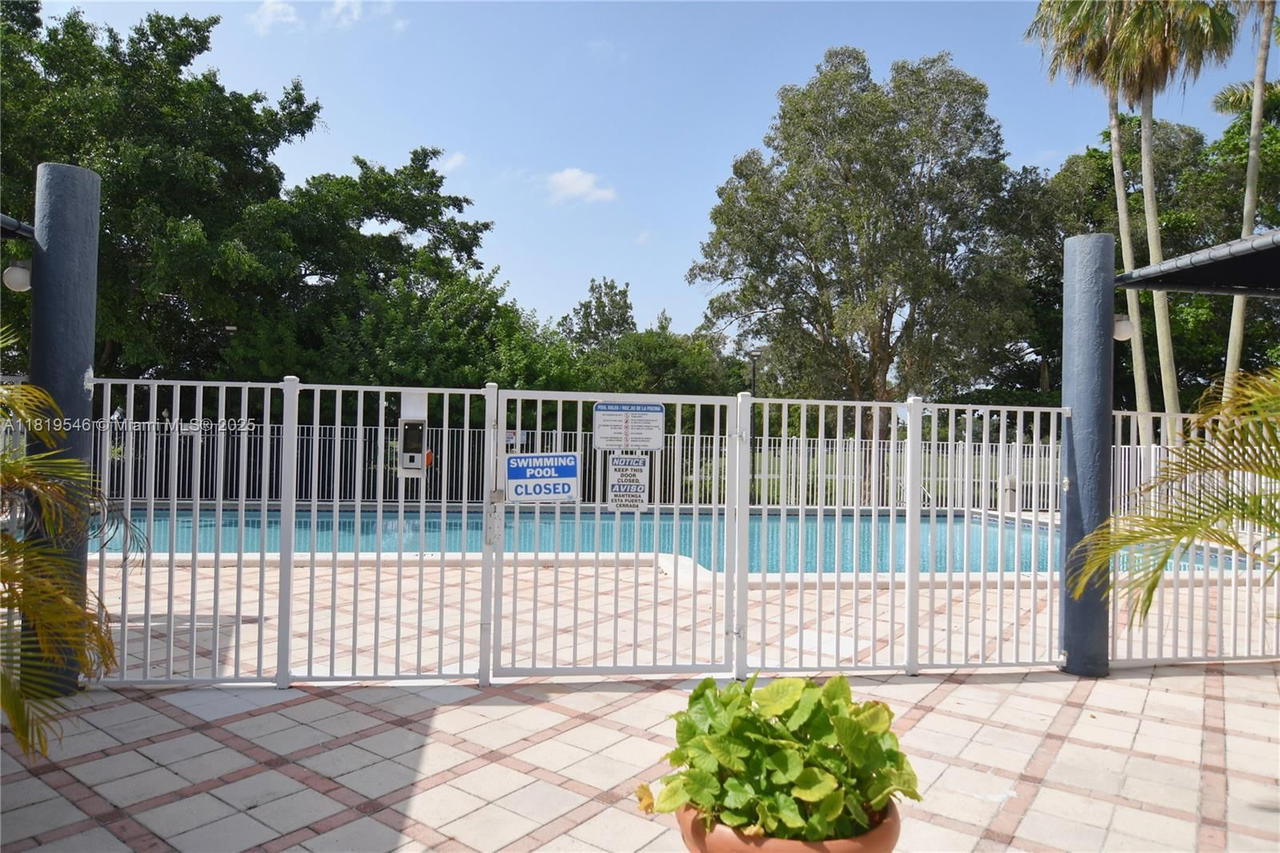 Real estate property located at 7125 186th St B311, Miami-dade, Las Brisas@ Country Club, Hialeah, FL