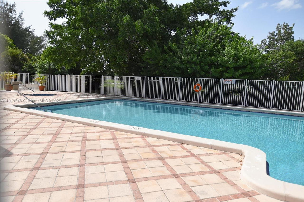 Real estate property located at 7125 186th St B311, Miami-dade, Las Brisas@ Country Club, Hialeah, FL