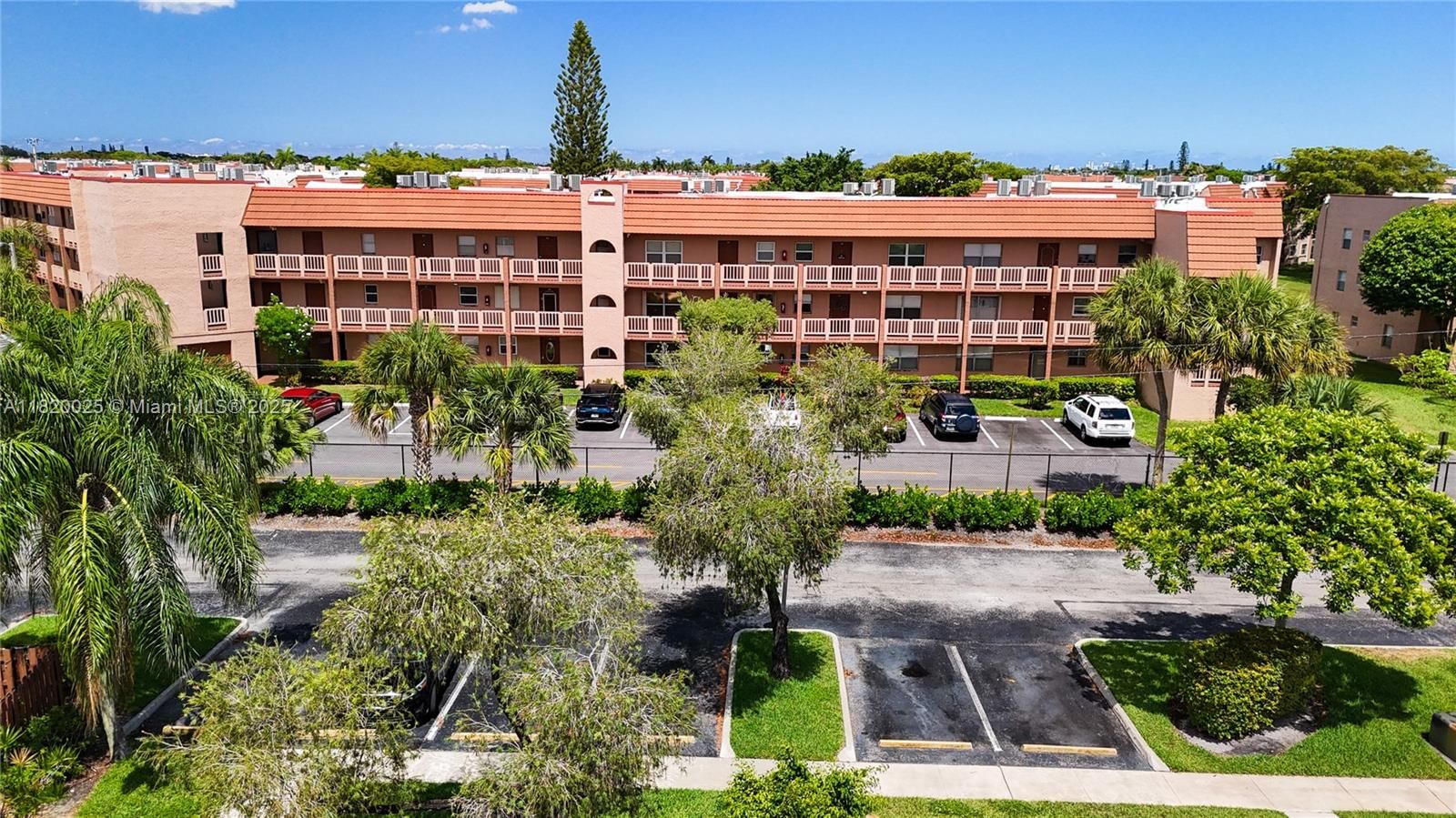 Real estate property located at 9850 Sunrise Lakes Blvd #212, Broward, Sunrise Lakes 154 Condo, Sunrise, FL