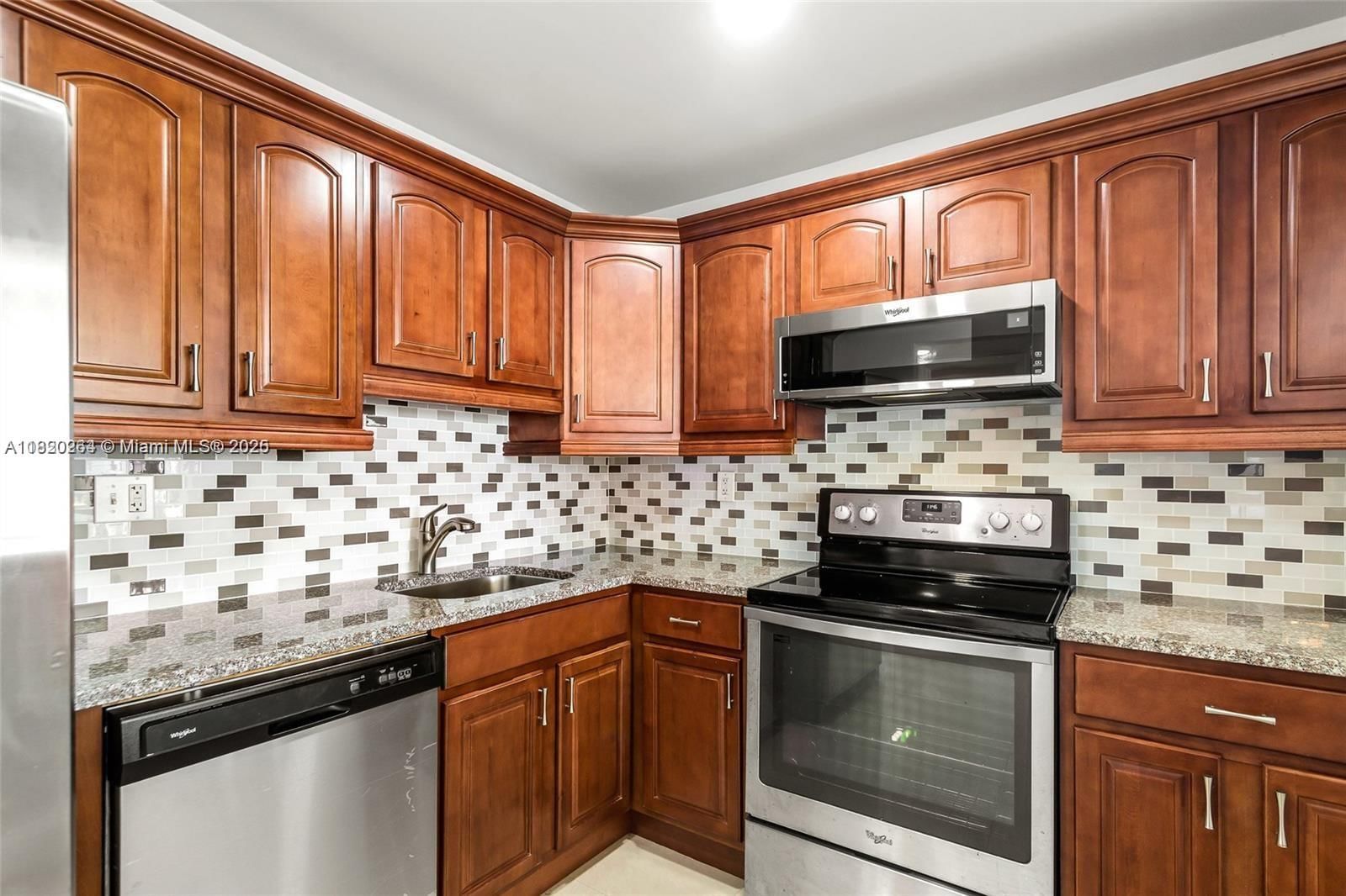 Real estate property located at 7118 Bonita Dr #405, Miami-dade, Fountain Towers Condo, Miami Beach, FL