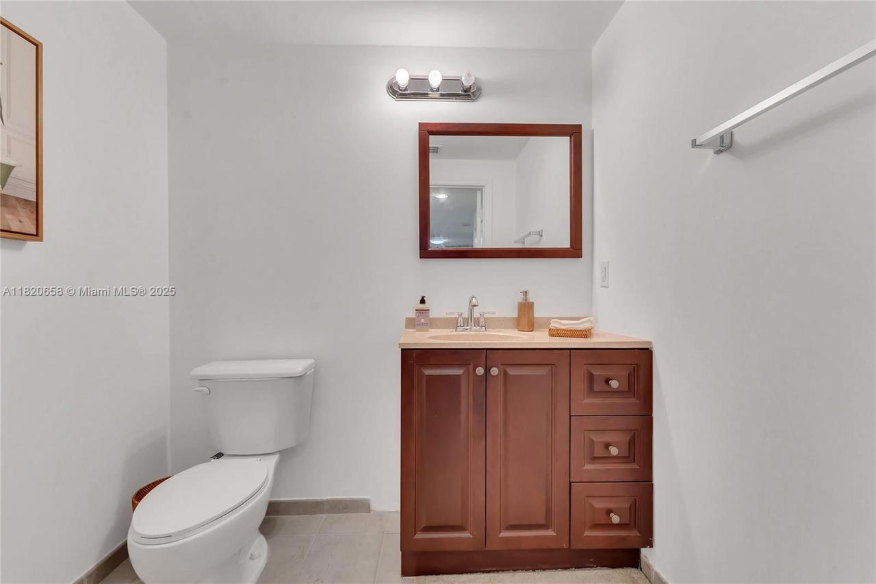 Real estate property located at 1250 Miami Ave #2210, Miami-dade, Vue At Brickell Condo, Miami, FL
