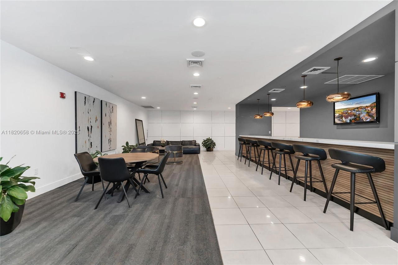 Real estate property located at 1250 Miami Ave #2210, Miami-dade, Vue At Brickell Condo, Miami, FL