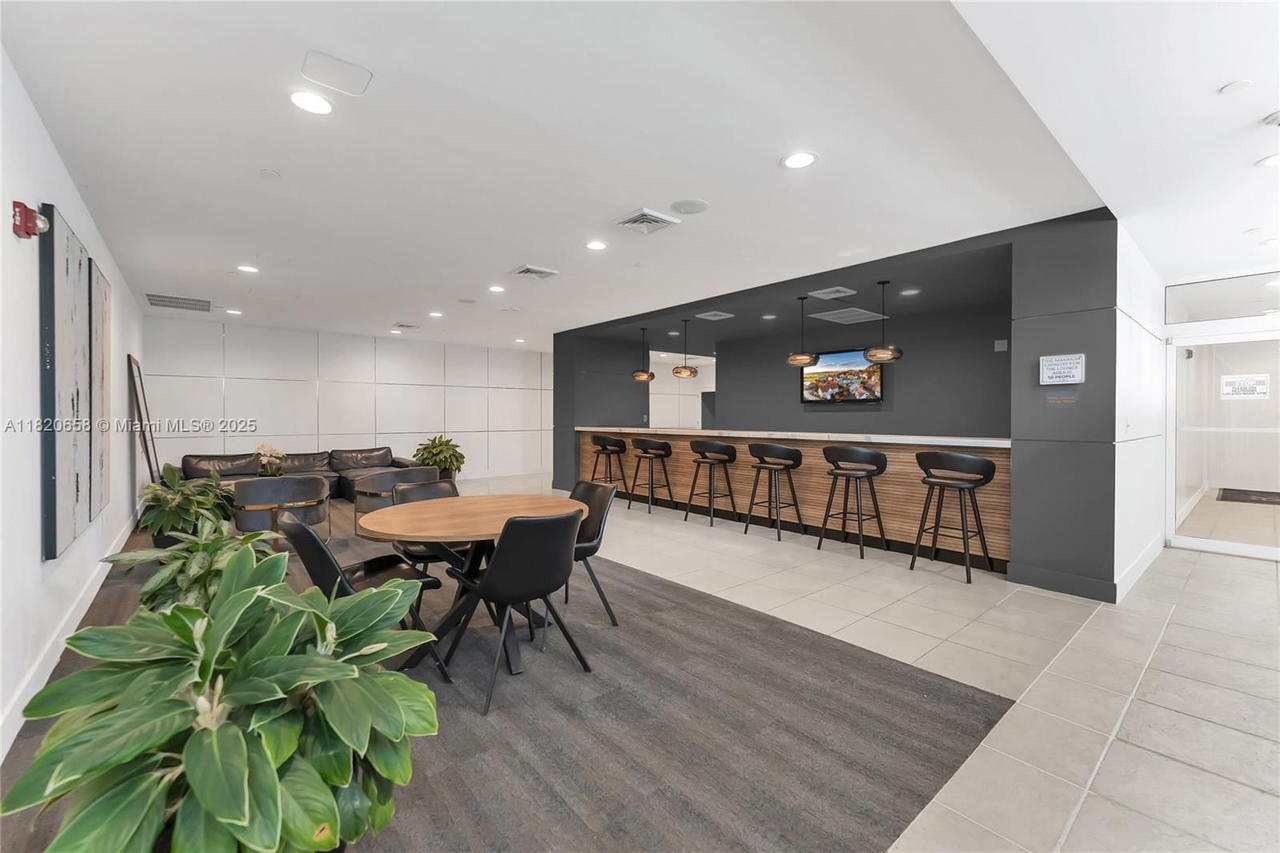 Real estate property located at 1250 Miami Ave #2210, Miami-dade, Vue At Brickell Condo, Miami, FL