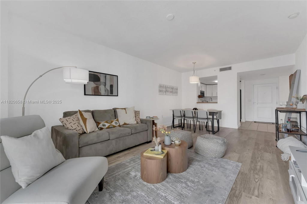 Real estate property located at 1250 Miami Ave #2210, Miami-dade, Vue At Brickell Condo, Miami, FL