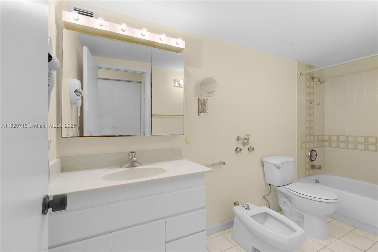 Real estate property located at 2500 PARKVIEW DRIVE #1717, Broward, Olympus Condo, Hallandale Beach, FL