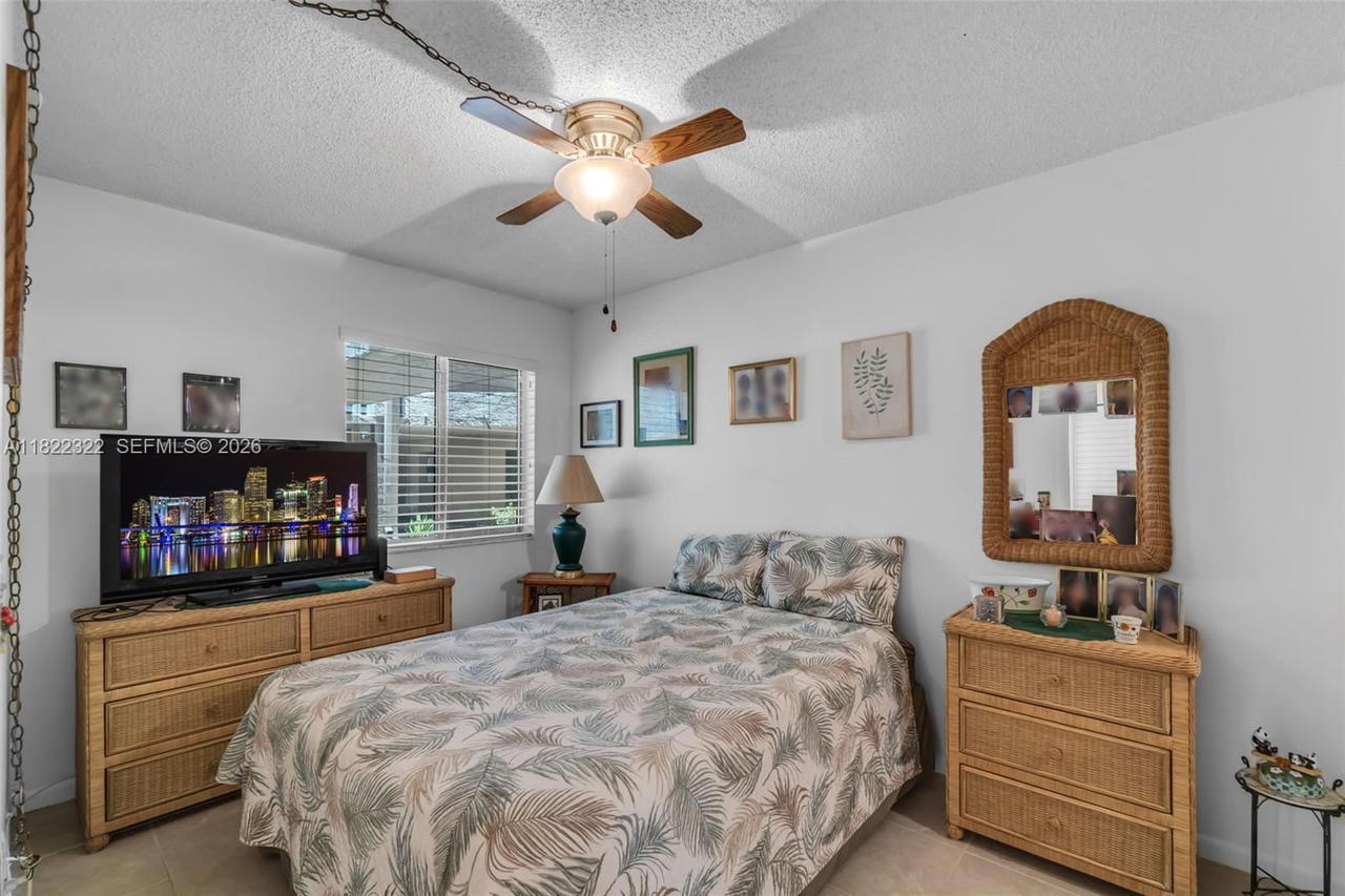 Real estate property located at 17000 67th Ave #126, Miami-dade, Country Lane Condo #2, Hialeah, FL
