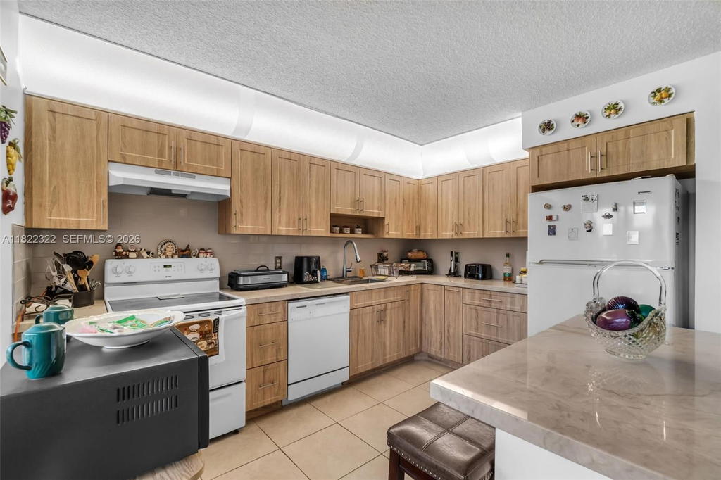 Real estate property located at 17000 67th Ave #126, Miami-dade, Country Lane Condo #2, Hialeah, FL