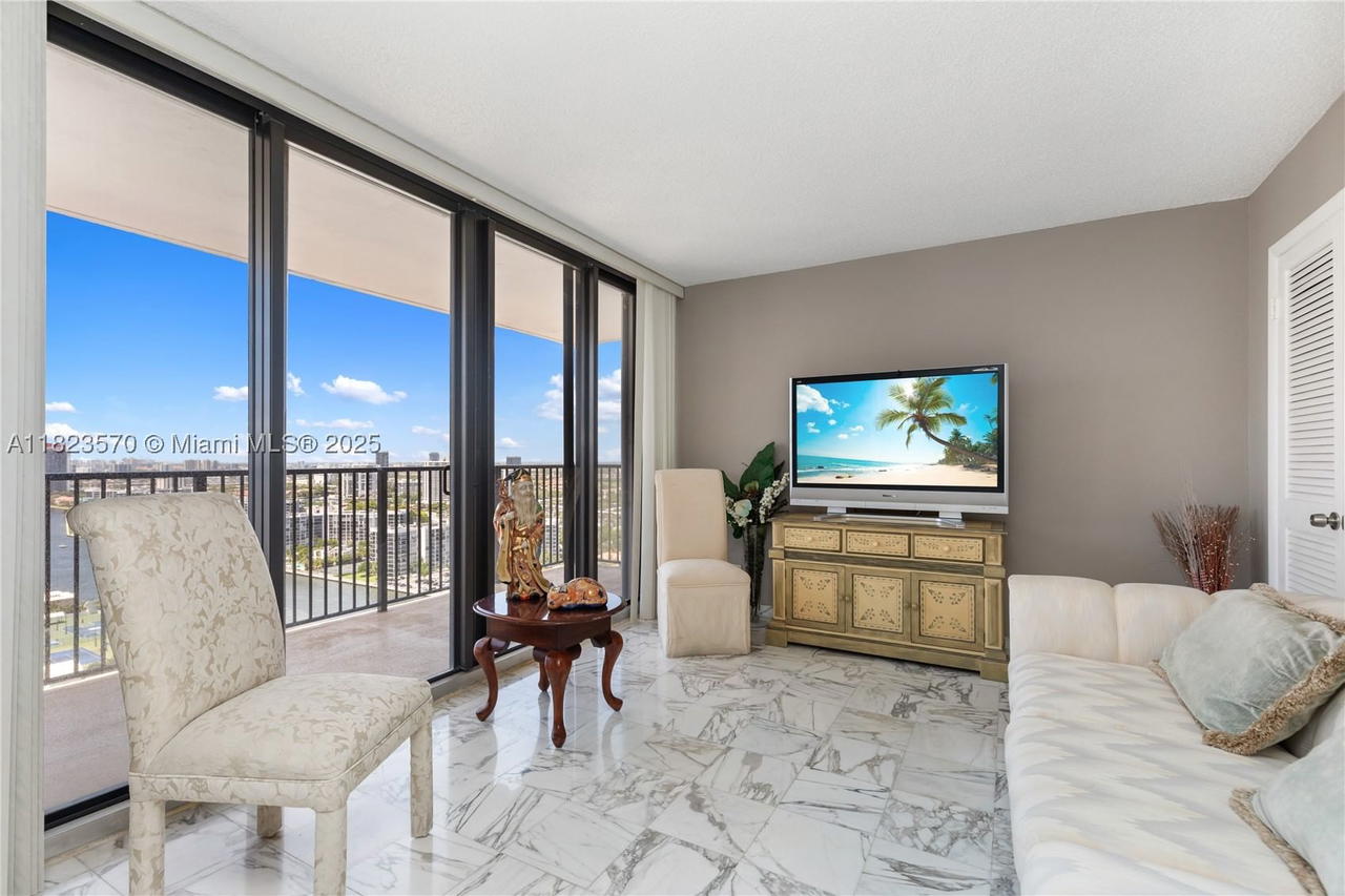 Real estate property located at 2101 Ocean Dr #2707, Broward, Quadomain Tower I And Iv, Hollywood, FL