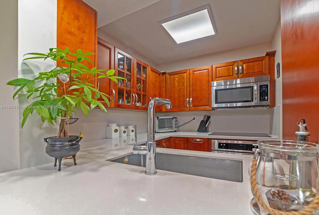 Real estate property located at 2075 122nd Ave #306, Miami-dade, International Towers Condo, Miami, FL
