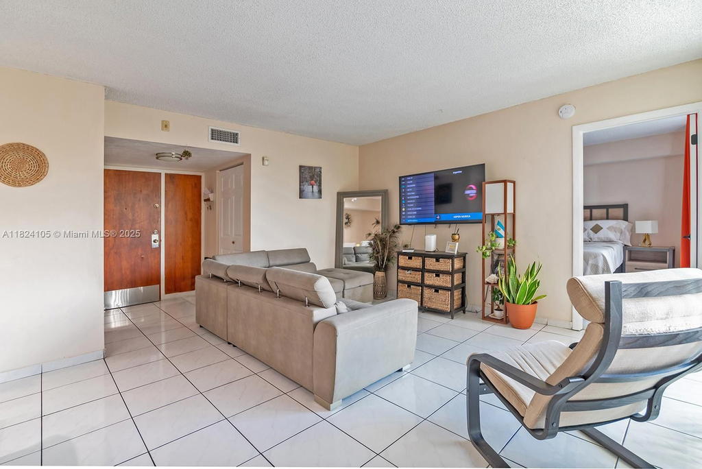 Real estate property located at 2075 122nd Ave #306, Miami-dade, International Towers Condo, Miami, FL