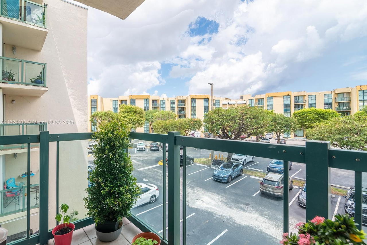 Real estate property located at 2075 122nd Ave #306, Miami-dade, International Towers Condo, Miami, FL