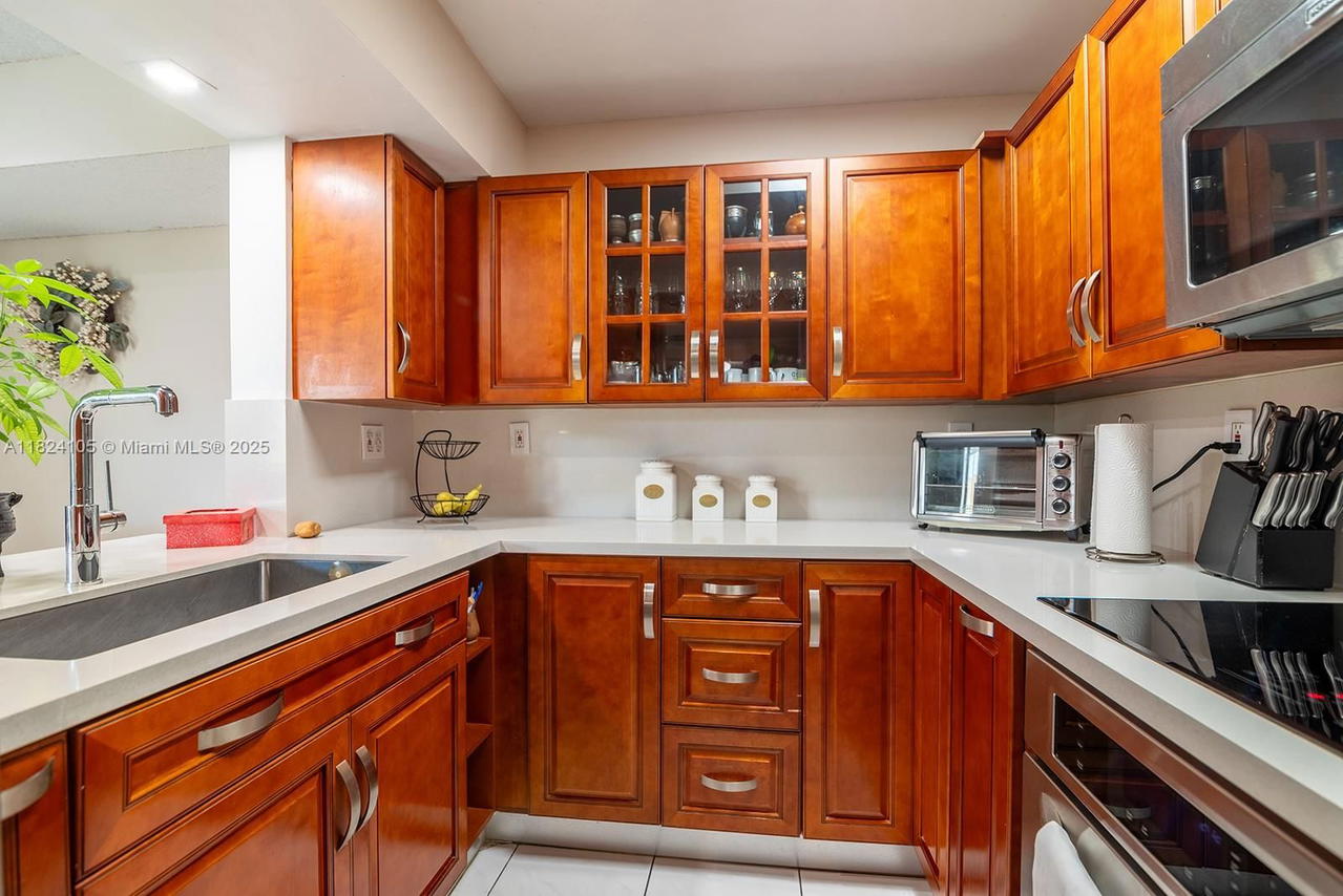 Real estate property located at 2075 122nd Ave #306, Miami-dade, International Towers Condo, Miami, FL