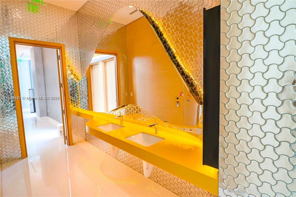 Real estate property located at 501 31st St #2005, Miami-dade, Paraiso Bayviews Condo, Miami, FL
