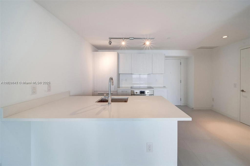 Real estate property located at 501 31st St #2005, Miami-dade, Paraiso Bayviews Condo, Miami, FL