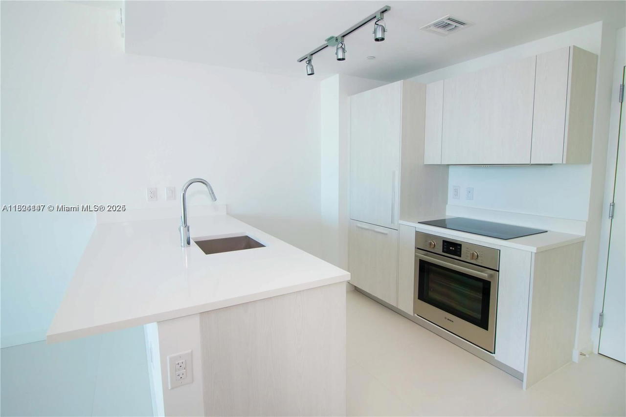 Real estate property located at 501 31st St #2005, Miami-dade, Paraiso Bayviews Condo, Miami, FL