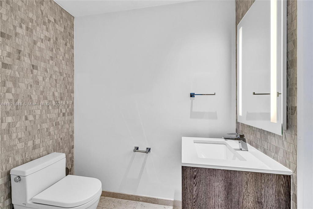 Real estate property located at 68 6th St #712, Miami-dade, Reach Condo, Miami, FL