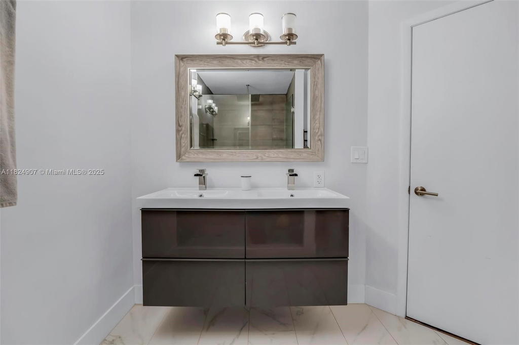 Real estate property located at 15904 Wind Cir, Broward, New River Estates Sec 2, Sunrise, FL