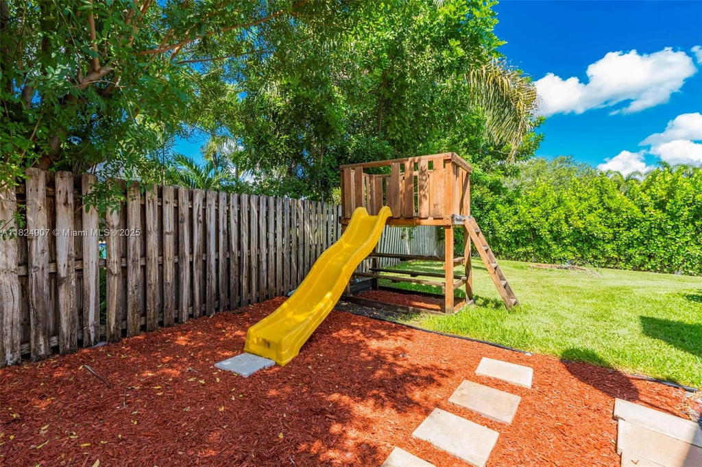 Real estate property located at 15904 Wind Cir, Broward, New River Estates Sec 2, Sunrise, FL