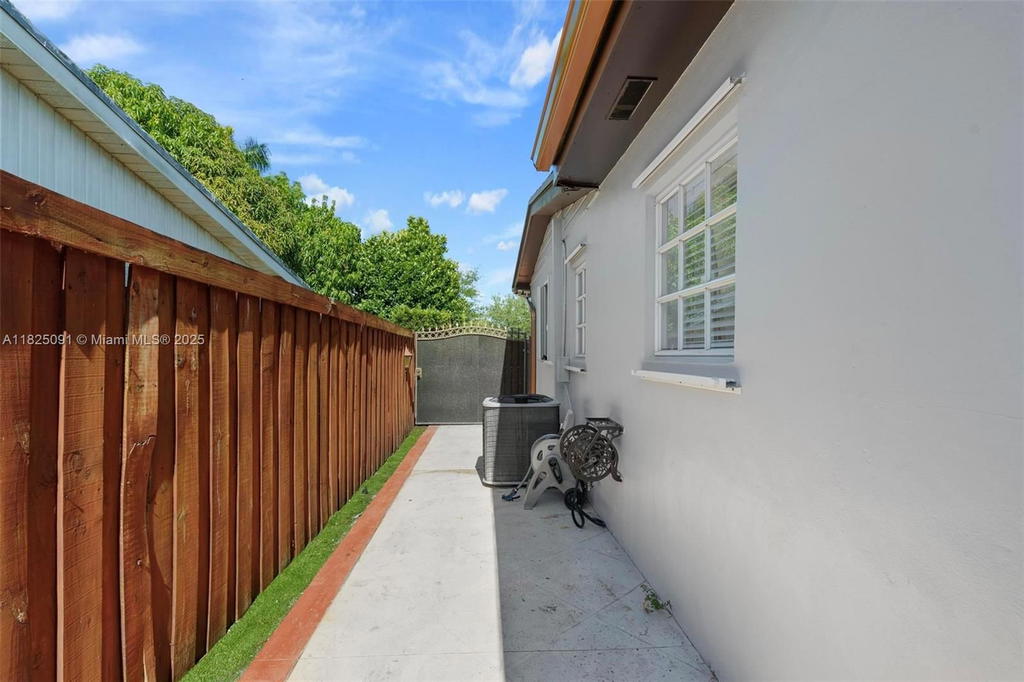 Real estate property located at 9400 Caribbean Blvd, Miami-dade, Pine Tree Manor Sec 1, Cutler Bay, FL