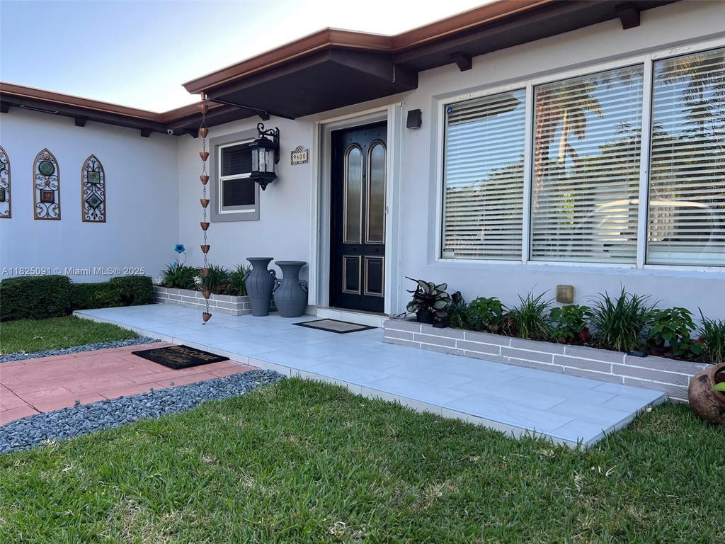 Real estate property located at 9400 Caribbean Blvd, Miami-dade, Pine Tree Manor Sec 1, Cutler Bay, FL