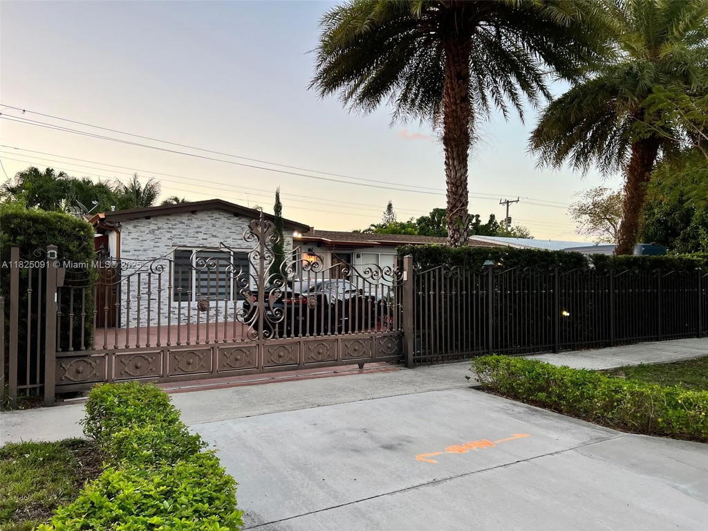 Real estate property located at 9400 Caribbean Blvd, Miami-dade, Pine Tree Manor Sec 1, Cutler Bay, FL