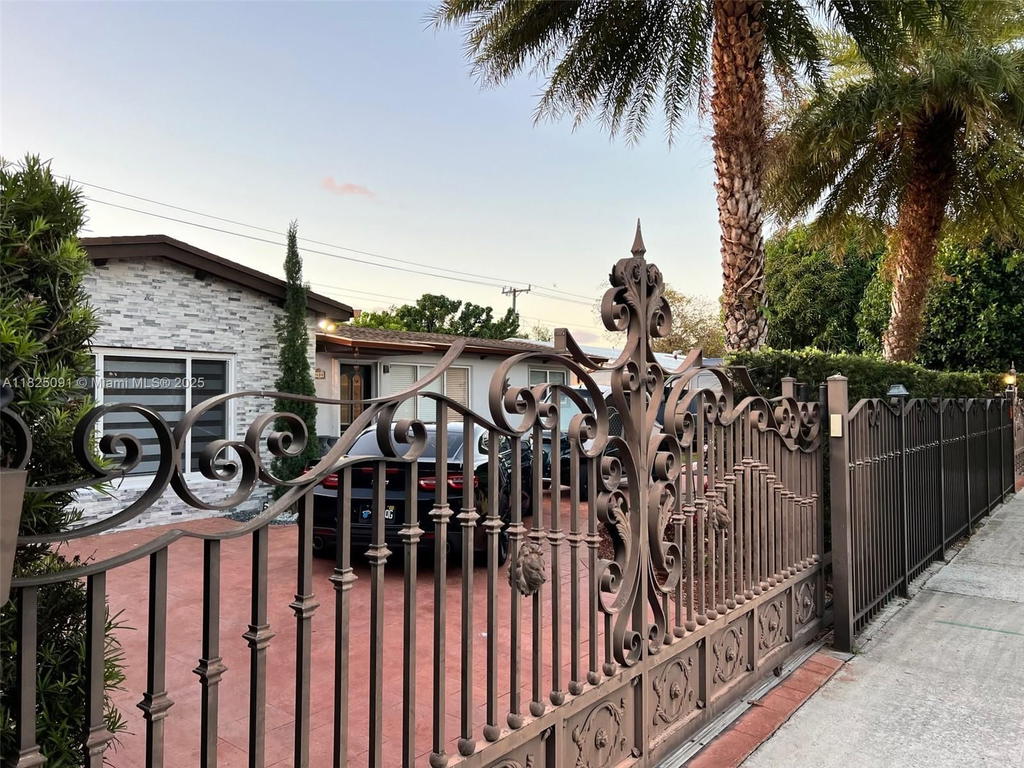 Real estate property located at 9400 Caribbean Blvd, Miami-dade, Pine Tree Manor Sec 1, Cutler Bay, FL