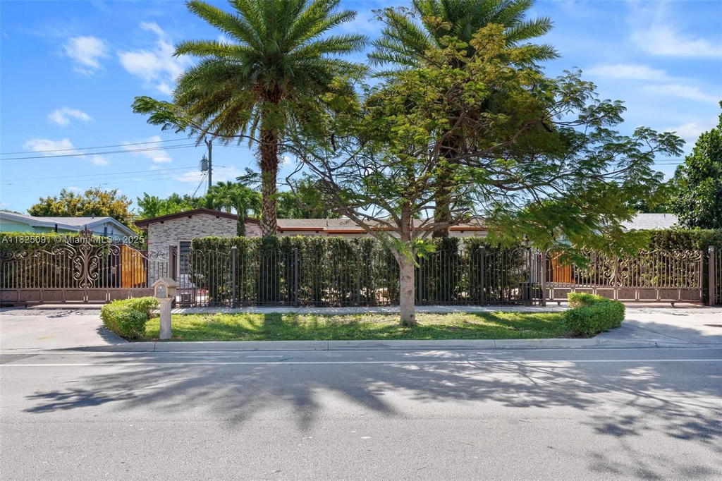 Real estate property located at 9400 Caribbean Blvd, Miami-dade, Pine Tree Manor Sec 1, Cutler Bay, FL