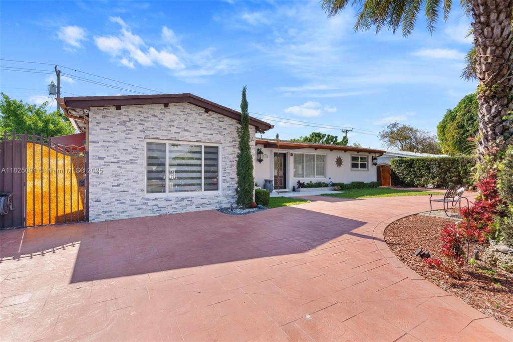 Real estate property located at 9400 Caribbean Blvd, Miami-dade, Pine Tree Manor Sec 1, Cutler Bay, FL