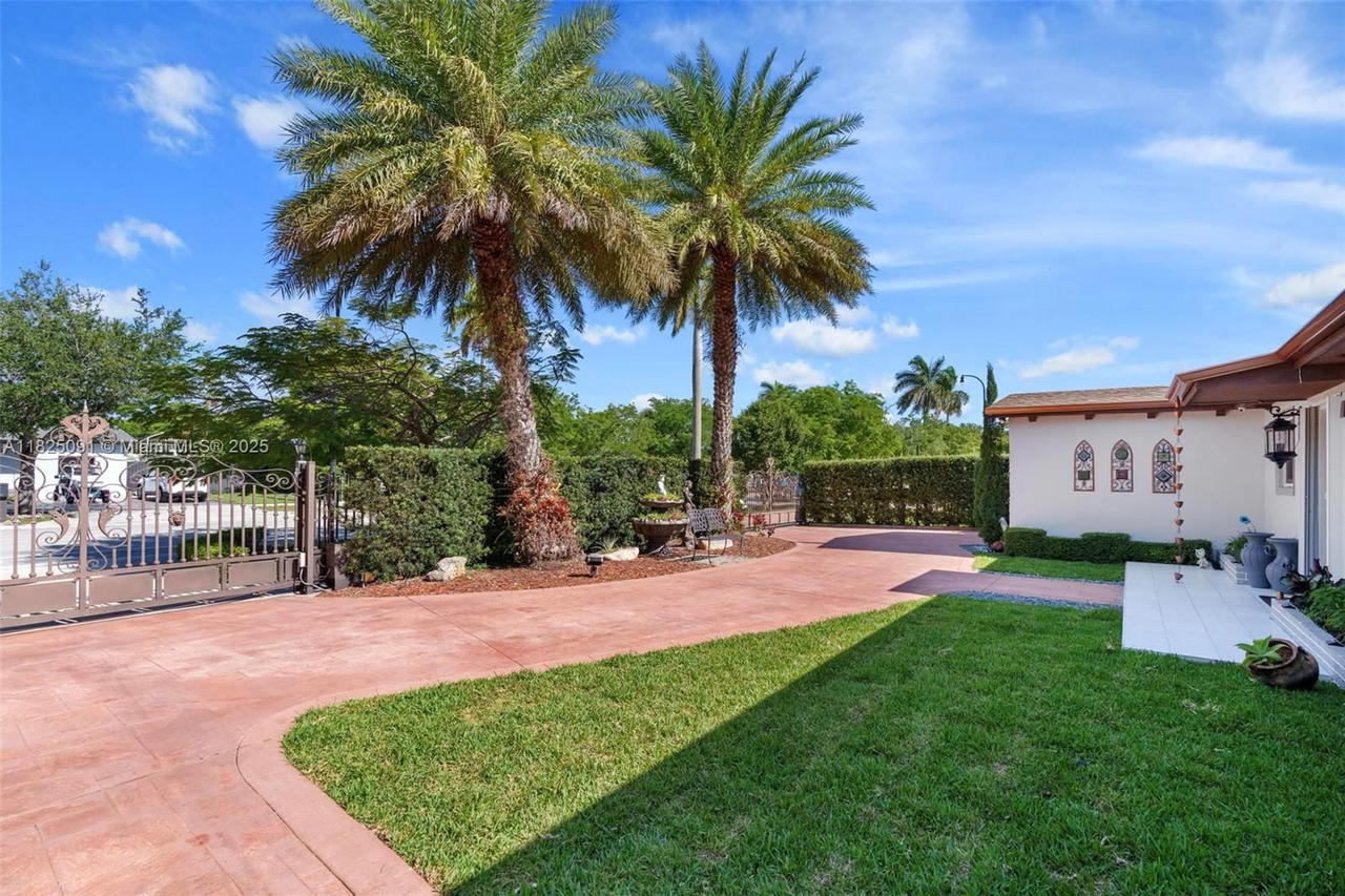 Real estate property located at 9400 Caribbean Blvd, Miami-dade, Pine Tree Manor Sec 1, Cutler Bay, FL