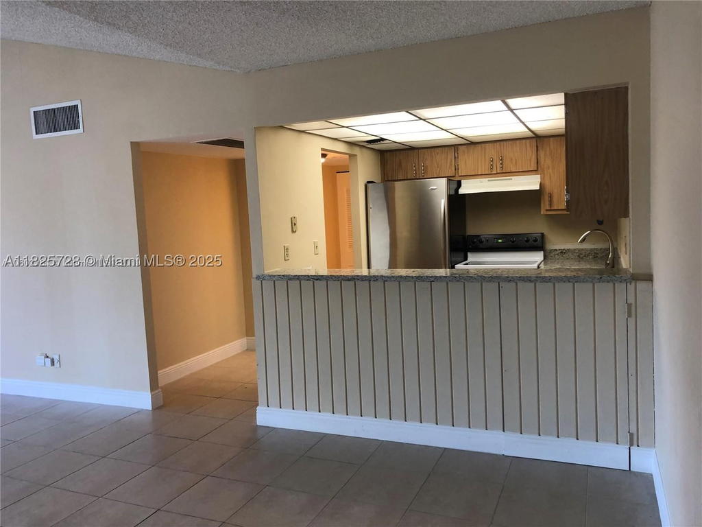 Real estate property located at 5995 Washington St #233, Broward, Hampton Court Condo, Hollywood, FL