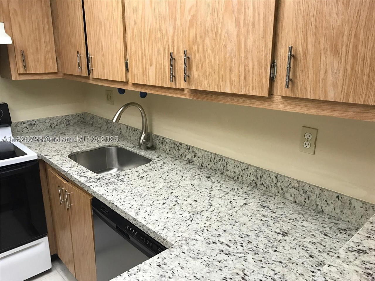 Real estate property located at 5995 Washington St #233, Broward, Hampton Court Condo, Hollywood, FL