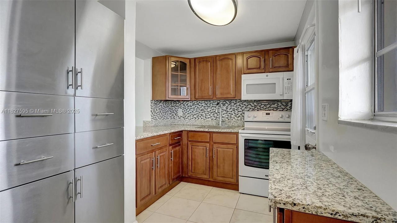 Real estate property located at 2905 Point East Dr L514, Miami-dade, Point East Sec Iii Condo, Aventura, FL
