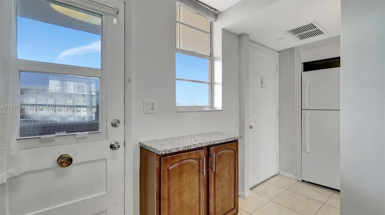 Real estate property located at 2905 Point East Dr L514, Miami-dade, Point East Sec Iii Condo, Aventura, FL